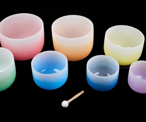 Zestaw czakralny kolorowych mis