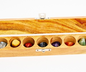 Chakra-Steinset in einer Holzschatulle