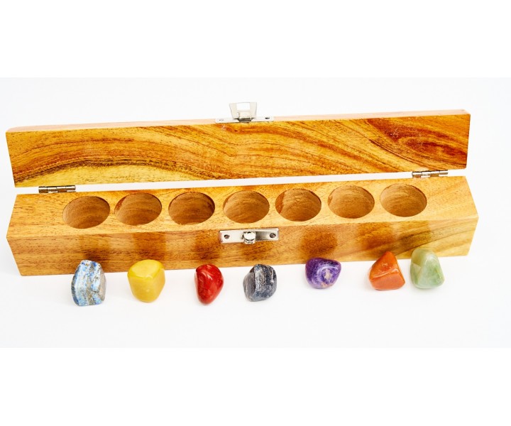 Chakra-Steinset in einer Holzschatulle